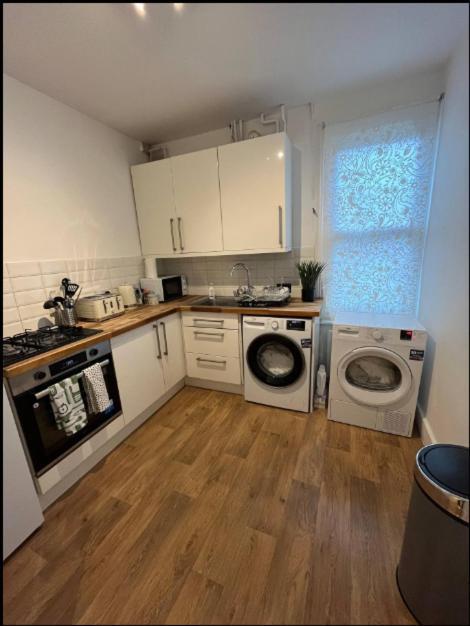 Two Bedroom Apartment In Londra Esterno foto